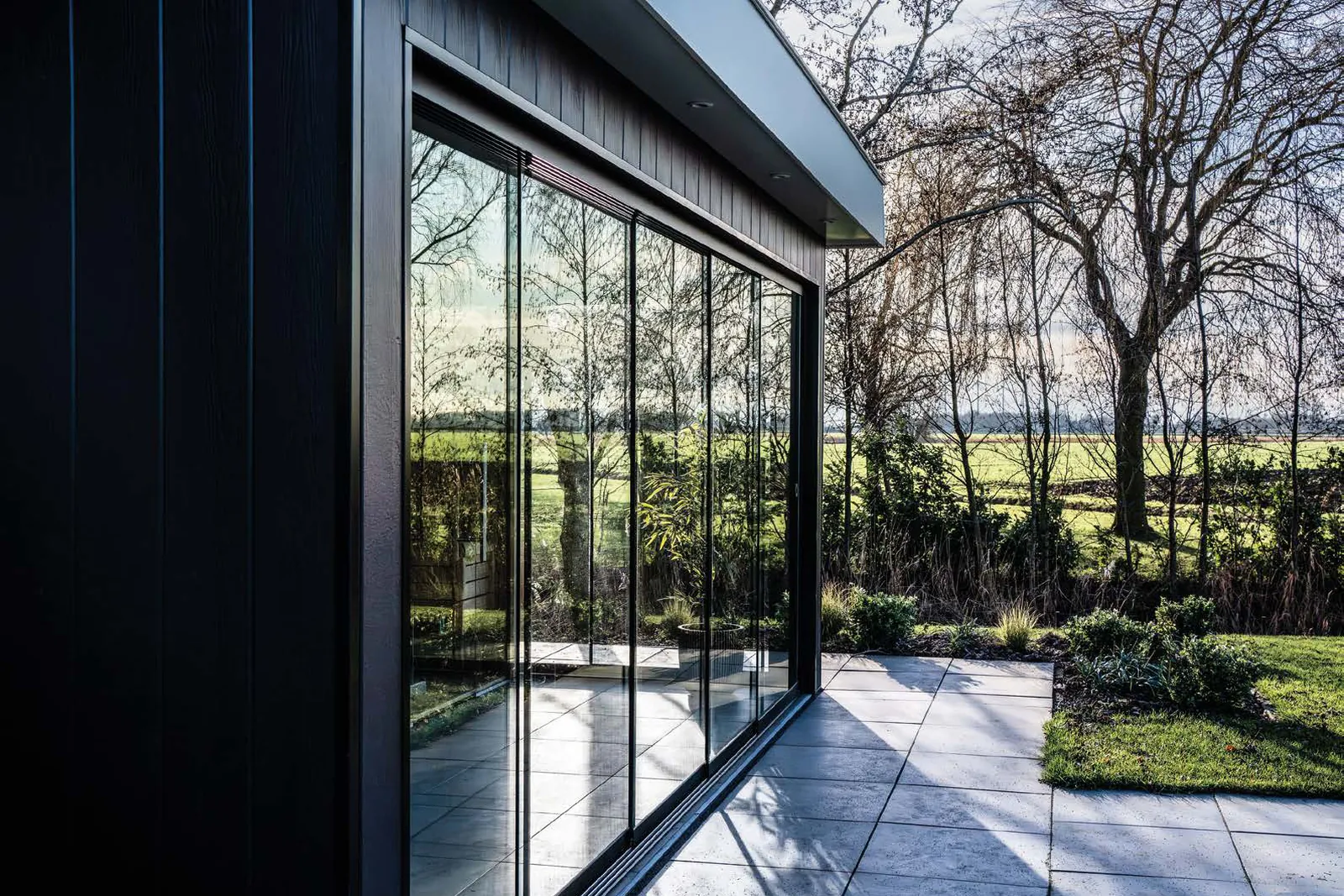 Deponti Terrassenüberdachung mit Glasschiebewänden