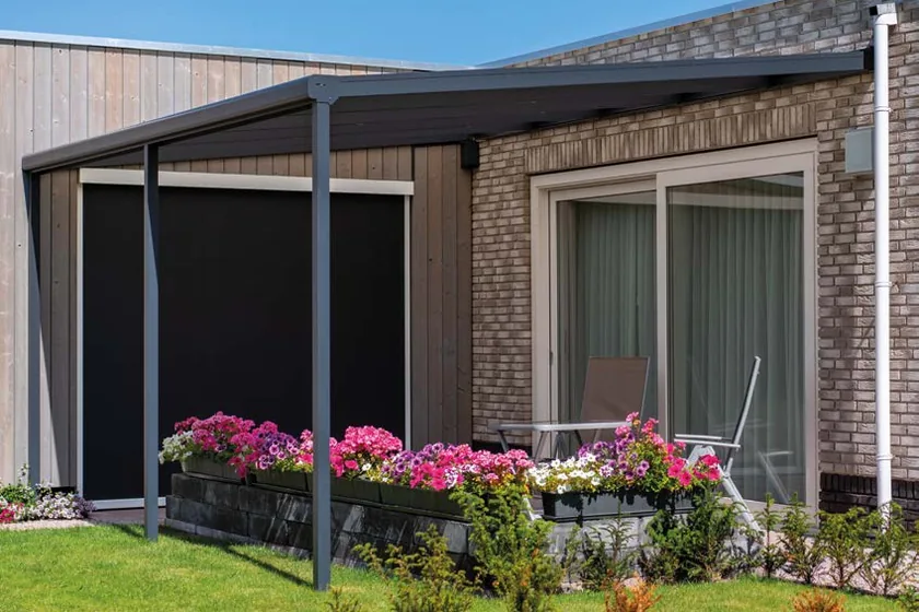 Deponti Nebbiolo: Terrassenüberdachung mit Polycarbonatdach an einer Hauswand