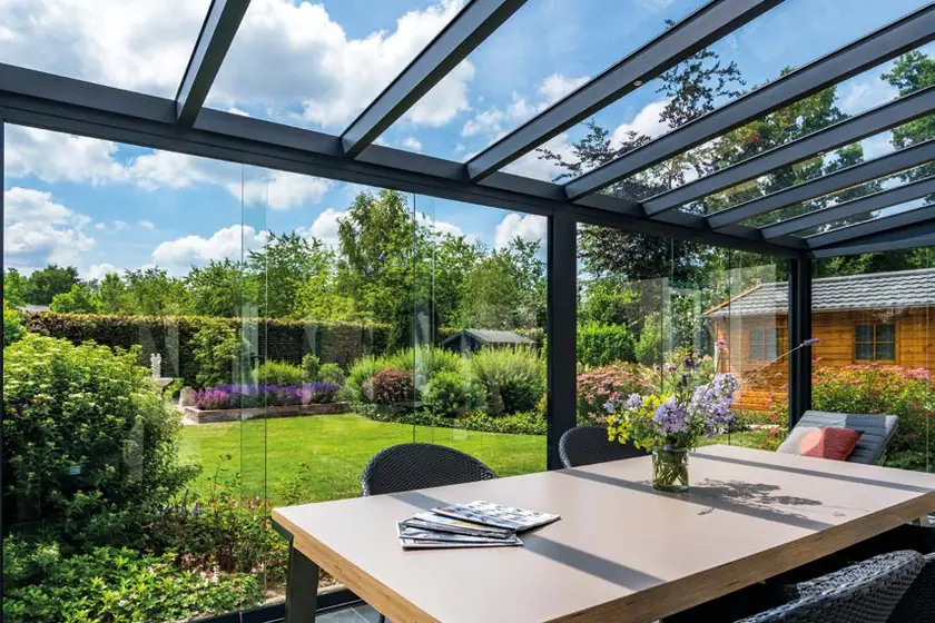 Deponti Pigato: Terrassenüberdachung mit Glasdach, Blick von unten auf die Sparren