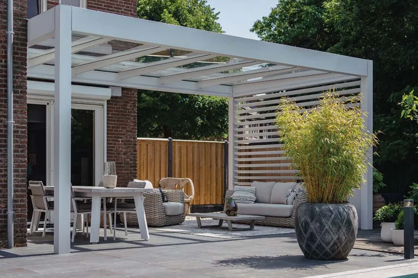 Deponti Pinela Glass: Terrassenüberdachung mit breiten Glasfeldern am Pool