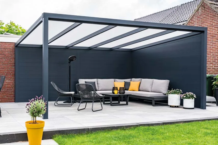 Deponti Ribolla: frei stehende Terrassenüberdachung mit Kunststoffdach